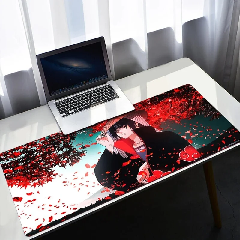 Tapis de souris Itachi sous l'arbre aux feuilles rouge