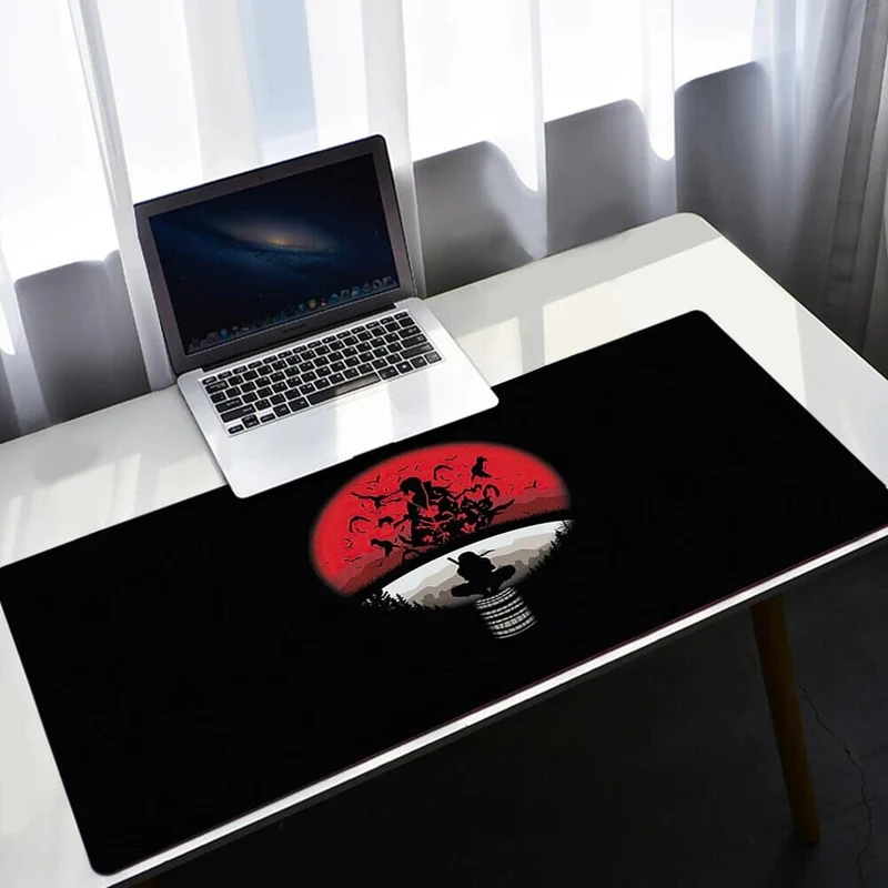 Tapis de souris itachi sur le poteau